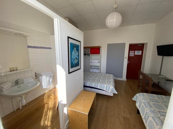 Hôtel Belle Vue d'Angleterre : photo 2 de la chambre chambre triple avec salle de bains extérieure