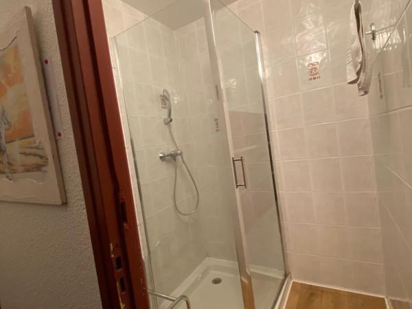 Hôtel Belle Vue d'Angleterre : photo 3 de la chambre chambre double avec salle de bains séparée