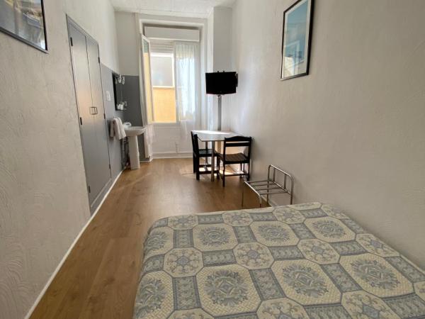 Hôtel Belle Vue d'Angleterre : photo 1 de la chambre chambre double avec salle de bains séparée