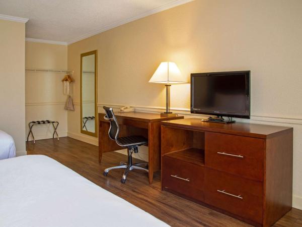 Econo Lodge Inn & Suites : photo 4 de la chambre chambre standard avec 2 lits queen-size - non-fumeurs/couloir extérieur