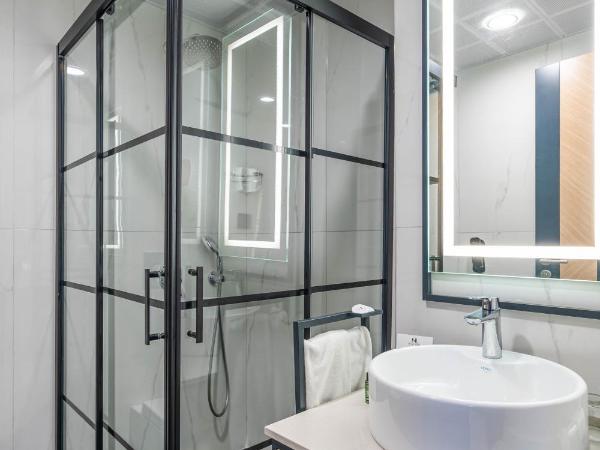 Ni Hotel Lara : photo 1 de la chambre chambre triple avec terrasse