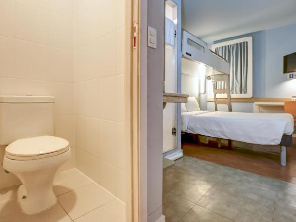 ibis budget RJ Copacabana : photo 6 de la chambre chambre triple avec lit double et lit superposé