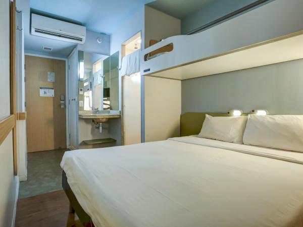 ibis budget RJ Copacabana : photo 5 de la chambre chambre triple avec lit double et lit superposé