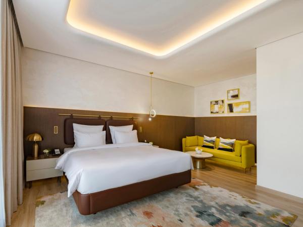 Movenpick Jumeirah Village Triangle : photo 3 de la chambre chambre lit king-size deluxe - vue panoramique sur ville