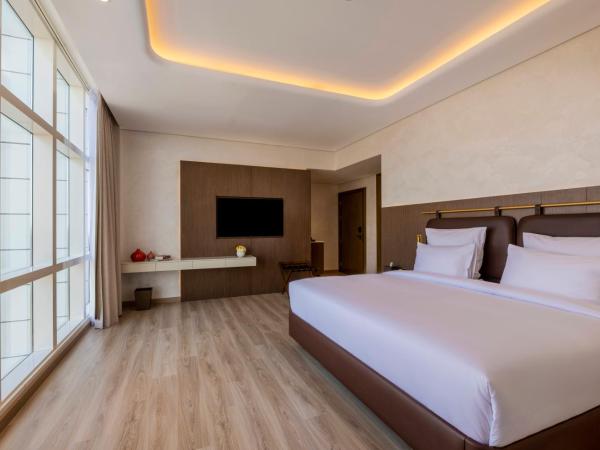Movenpick Jumeirah Village Triangle : photo 1 de la chambre chambre lit king-size supérieure - vue sur ville