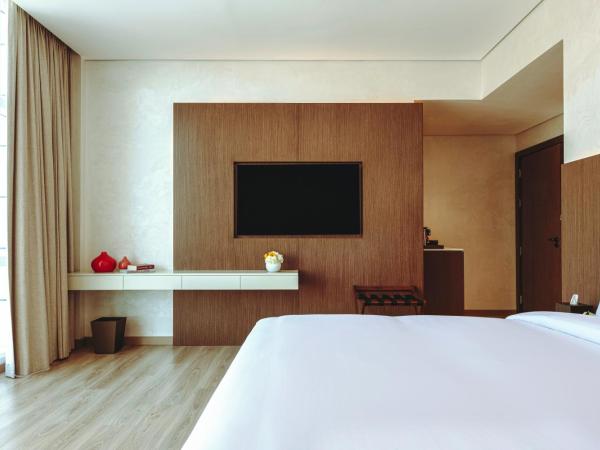 Movenpick Jumeirah Village Triangle : photo 4 de la chambre chambre lit king-size supérieure - vue sur ville