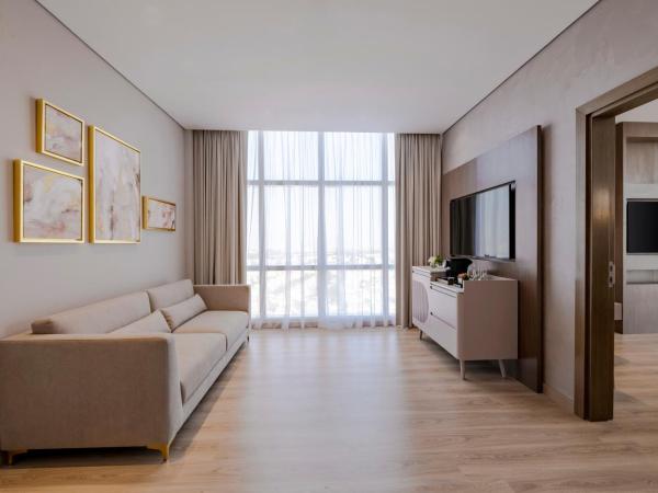 Movenpick Jumeirah Village Triangle : photo 1 de la chambre suite lit king-size supérieure - vue sur ville