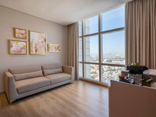 Movenpick Jumeirah Village Triangle : photo 4 de la chambre suite lit king-size supérieure - vue sur ville