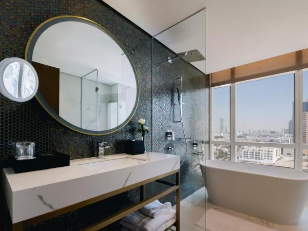Movenpick Jumeirah Village Triangle : photo 5 de la chambre suite lit king-size supérieure - vue sur ville