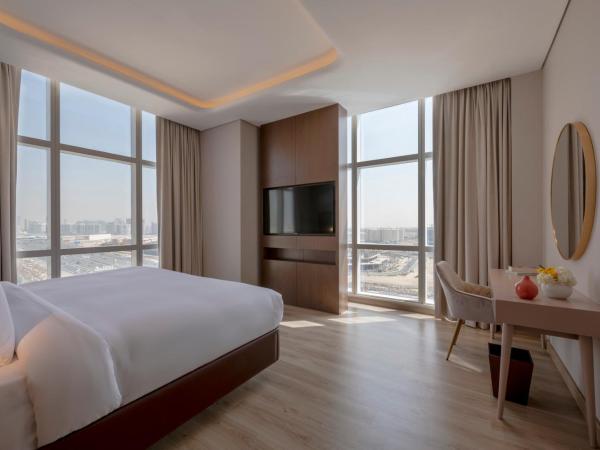 Movenpick Jumeirah Village Triangle : photo 4 de la chambre suite lit king-size deluxe - vue panoramique sur ville