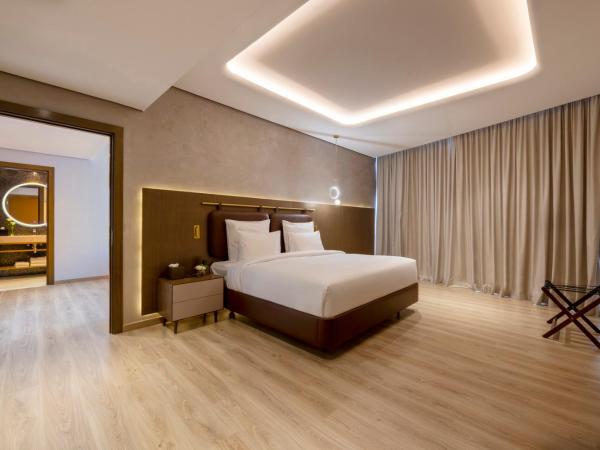Movenpick Jumeirah Village Triangle : photo 6 de la chambre suite lit king-size premium - vue sur ville