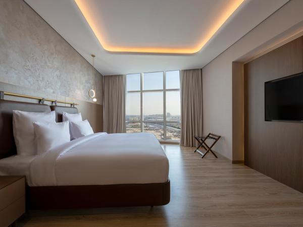 Movenpick Jumeirah Village Triangle : photo 5 de la chambre suite lit king-size premium - vue sur ville