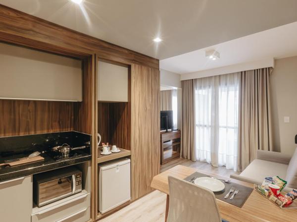 Mercure Curitiba Batel : photo 4 de la chambre appartement exécutif avec lit king-size et cuisine