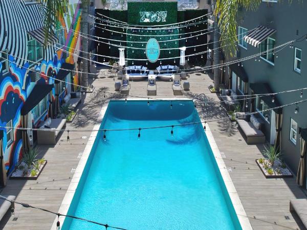 Hotel Ziggy Los Angeles : photo 5 de la chambre hébergement lit king-size - vue sur piscine