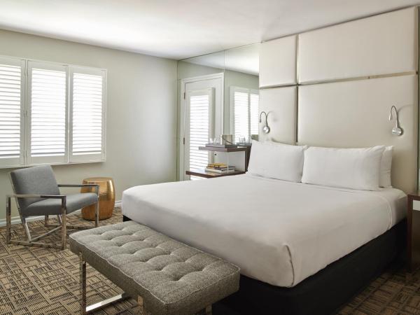 Hotel Ziggy Los Angeles : photo 1 de la chambre hébergement d'angle avec lit king-size 