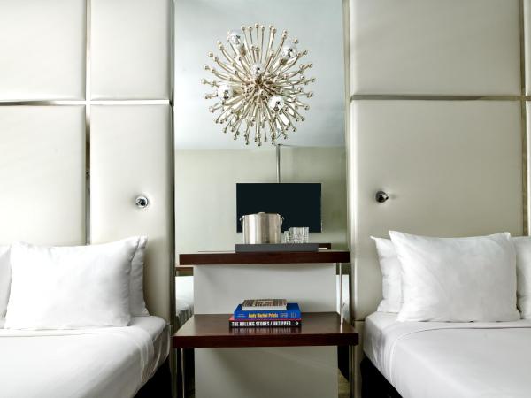 Hotel Ziggy Los Angeles : photo 1 de la chambre hébergement avec 2 lits doubles