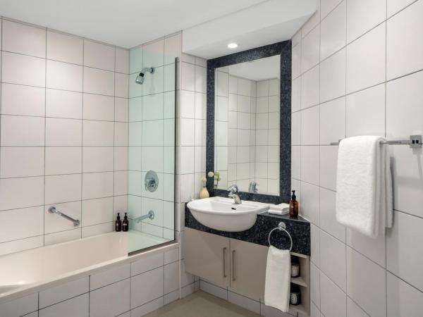 Staybridge Suites Dubai Financial Centre, an IHG Hotel : photo 9 de la chambre suite 2 chambres lit king-size - vue sur burj khalifa