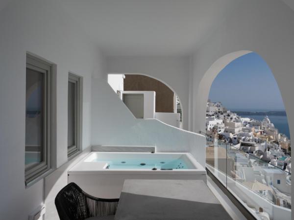 Asha Luxury Suites : photo 2 de la chambre suite matter avec bain à remous extérieur - vue sur caldeira