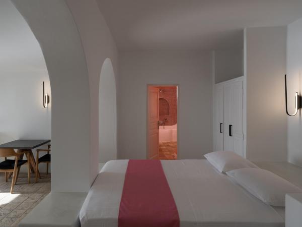 Asha Luxury Suites : photo 6 de la chambre suite matter avec bain à remous extérieur - vue sur caldeira