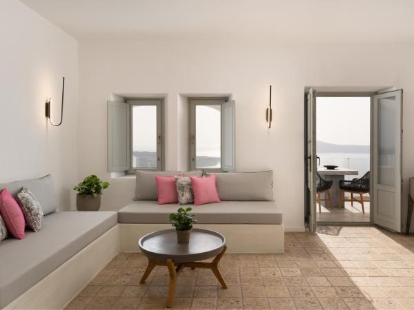 Asha Luxury Suites : photo 3 de la chambre suite matter avec bain à remous extérieur - vue sur caldeira