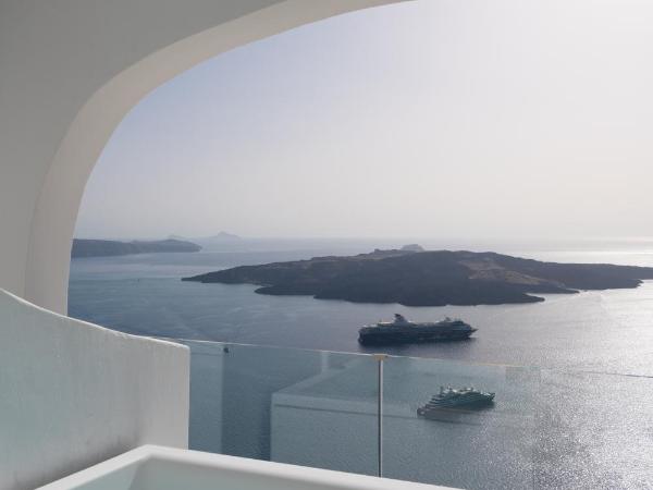 Asha Luxury Suites : photo 4 de la chambre suite matter avec bain à remous extérieur - vue sur caldeira