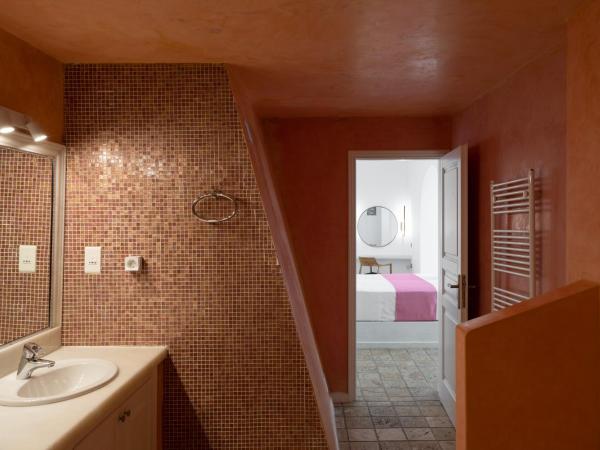 Asha Luxury Suites : photo 7 de la chambre suite matter avec bain à remous extérieur - vue sur caldeira