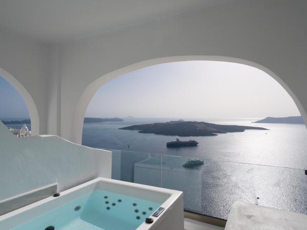 Asha Luxury Suites : photo 1 de la chambre suite matter avec bain à remous extérieur - vue sur caldeira