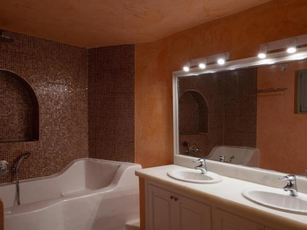 Asha Luxury Suites : photo 8 de la chambre suite matter avec bain à remous extérieur - vue sur caldeira