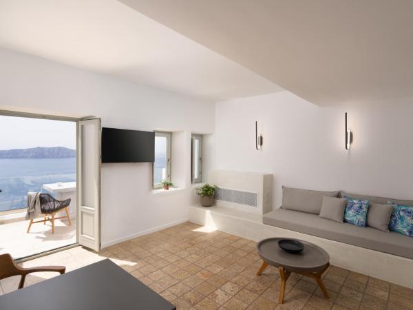 Asha Luxury Suites : photo 6 de la chambre suite aether avec bain à remous extérieur - vue sur caldeira