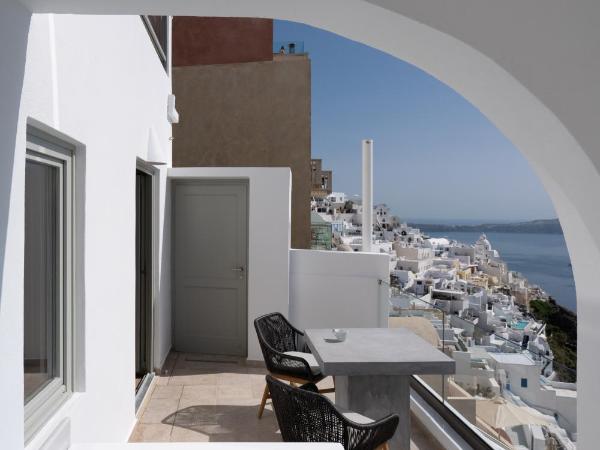 Asha Luxury Suites : photo 3 de la chambre suite aether avec bain à remous extérieur - vue sur caldeira