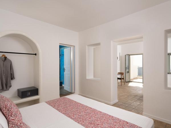 Asha Luxury Suites : photo 5 de la chambre suite aether avec bain à remous extérieur - vue sur caldeira