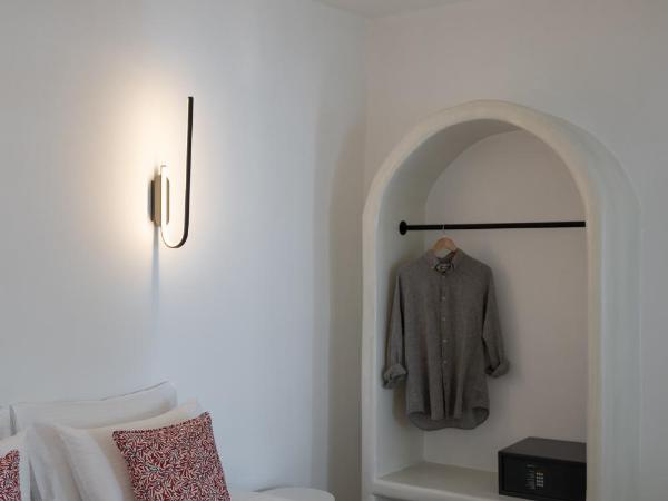 Asha Luxury Suites : photo 8 de la chambre suite aether avec bain à remous extérieur - vue sur caldeira