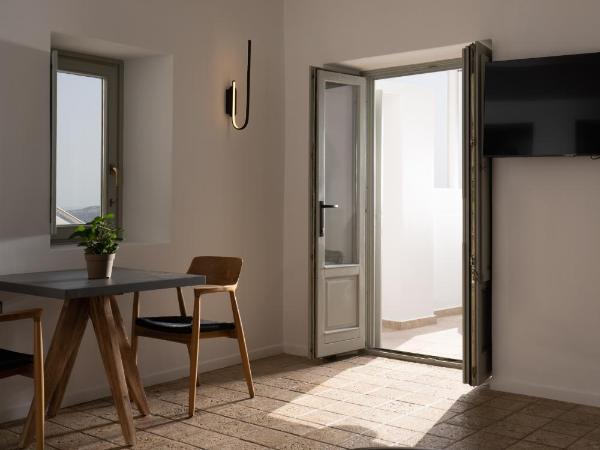 Asha Luxury Suites : photo 7 de la chambre suite aether avec bain à remous extérieur - vue sur caldeira