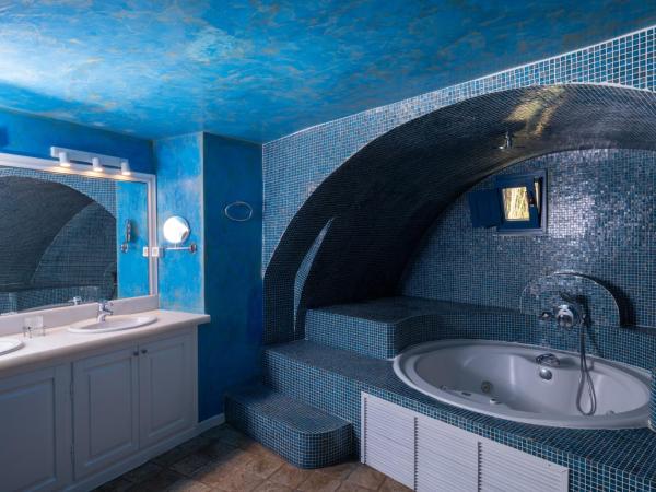 Asha Luxury Suites : photo 9 de la chambre suite aether avec bain à remous extérieur - vue sur caldeira