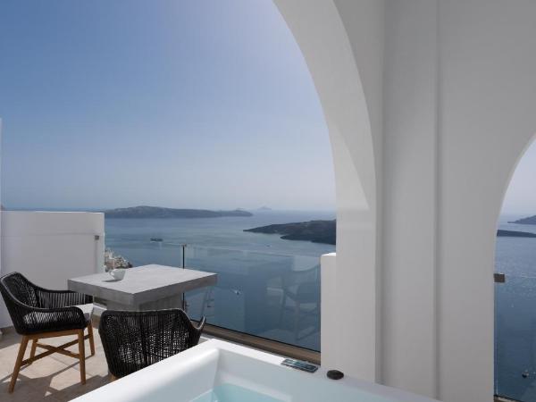 Asha Luxury Suites : photo 2 de la chambre suite aether avec bain à remous extérieur - vue sur caldeira