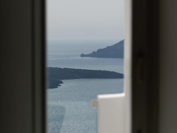 Asha Luxury Suites : photo 10 de la chambre suite aether avec bain à remous extérieur - vue sur caldeira