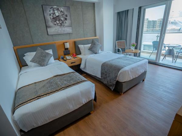 Zip By Spree Hotels Chakan : photo 2 de la chambre chambre double deluxe avec balcon