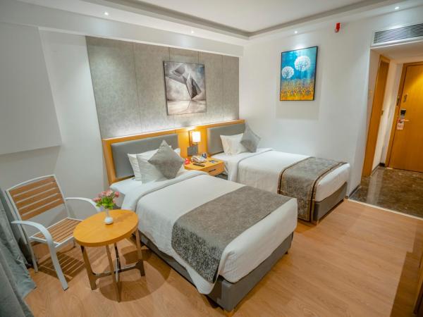 Zip By Spree Hotels Chakan : photo 3 de la chambre chambre double deluxe avec balcon