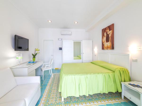 Hotel La Madonnina : photo 3 de la chambre chambre double ou lits jumeaux supérieure - vue sur mer