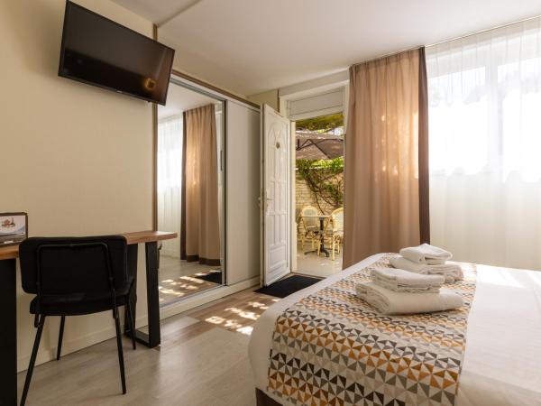 Logis Hôtel Rêve de Sable : photo 5 de la chambre chambre lits jumeaux avec vue sur le jardin - accessible aux personnes à mobilité réduite