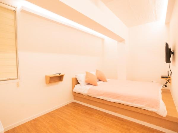 Huayuanhouse HQ in hongdae : photo 2 de la chambre chambre double avec salle de bains privative extérieure