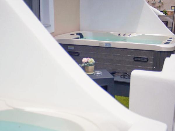 Villa Galaxy Santorini : photo 10 de la chambre chambre double avec jacuzzi extérieur