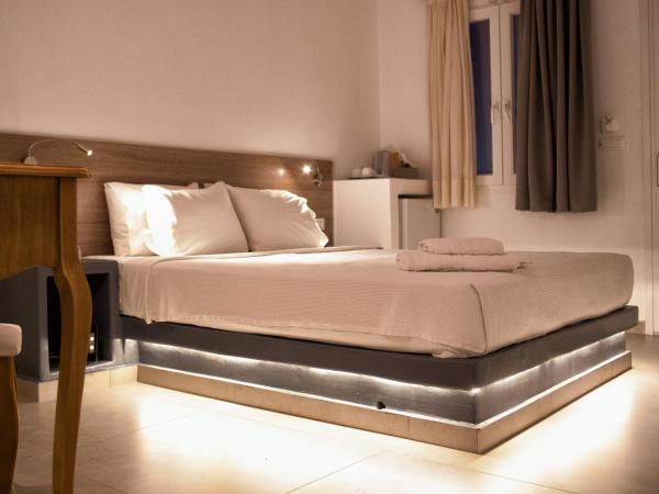 Villa Galaxy Santorini : photo 8 de la chambre chambre double avec jacuzzi extérieur