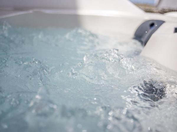 Villa Galaxy Santorini : photo 3 de la chambre chambre double avec jacuzzi extérieur