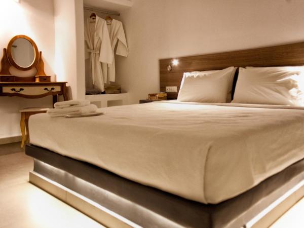 Villa Galaxy Santorini : photo 2 de la chambre chambre double avec jacuzzi extérieur