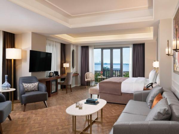 Royan Hotel Hagia Sophia, a member of Radisson Individuals : photo 1 de la chambre suite avec jacuzzi - vue sur mer