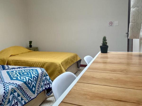 CASA CEMPOAL : photo 5 de la chambre chambre triple avec salle de bains commune