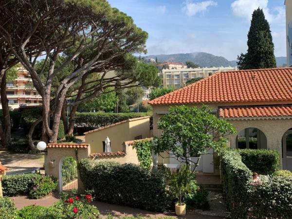 Hôtel Beau Rivage : photo 1 de la chambre chambre familiale avec vue sur le parc