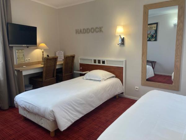 Logis Hôtel Restaurant LE MONARQUE : photo 2 de la chambre chambre triple avec salle de bains privative