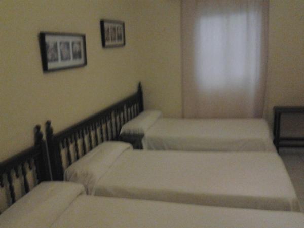 Hostal Sierpes : photo 1 de la chambre chambre quadruple